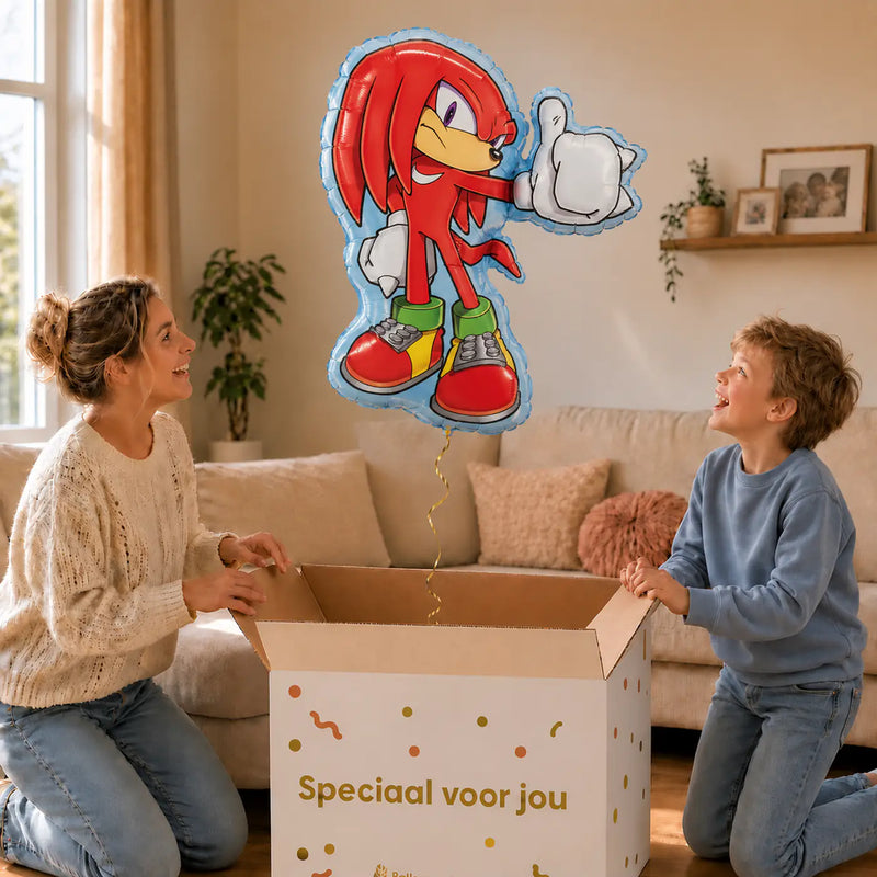 Knuckles Sonic Helium Ballon – uitpakmoment met moeder en jongetje in een warme woonkamer – Ballonnenshop.nl