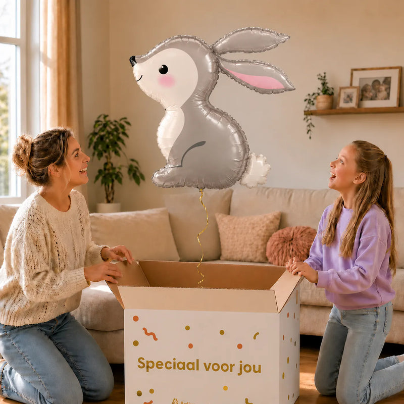Konijn Helium XL Ballon – uitpakmoment met moeder en meisje in een warme woonkamer – Ballonnenshop.nl