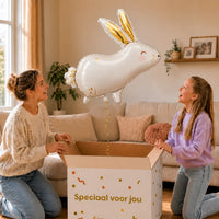 Konijn Helium XL Ballon – uitpakmoment met moeder en meisje in een warme woonkamer – Ballonnenshop.nl