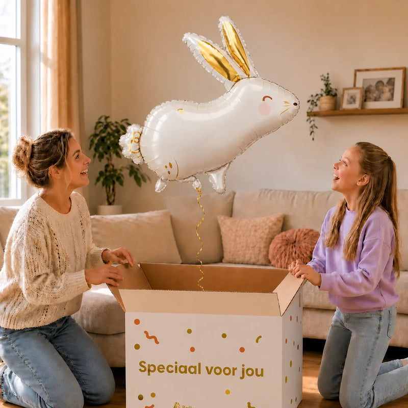 Konijn Helium XL Ballon – uitpakmoment met moeder en meisje in een warme woonkamer – Ballonnenshop.nl