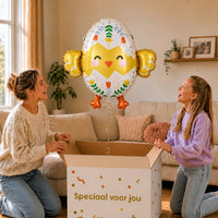 Kuiken Helium XL Ballon – uitpakmoment met moeder en meisje in een warme woonkamer – Ballonnenshop.nl