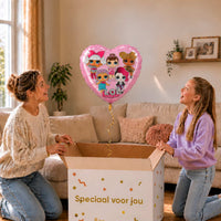 Moeder en meisje pakken een roze L.O.L. Surprise hartballon van 46 cm uit een cadeauverpakking.
