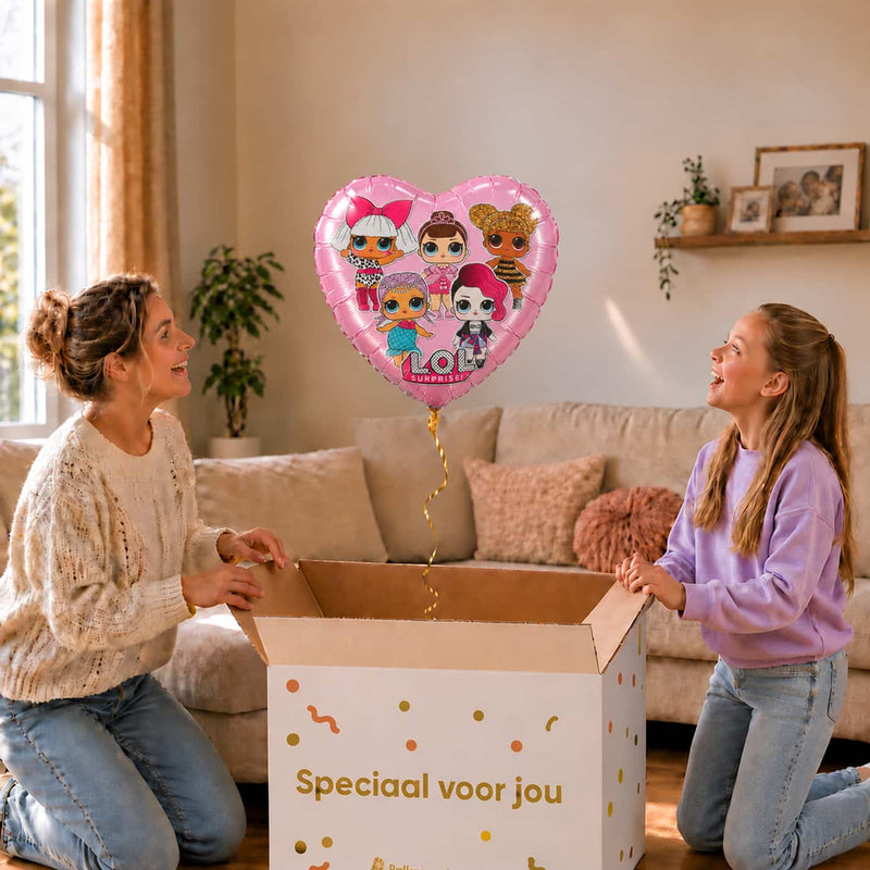 Moeder en meisje pakken een roze L.O.L. Surprise hartballon van 46 cm uit een cadeauverpakking.