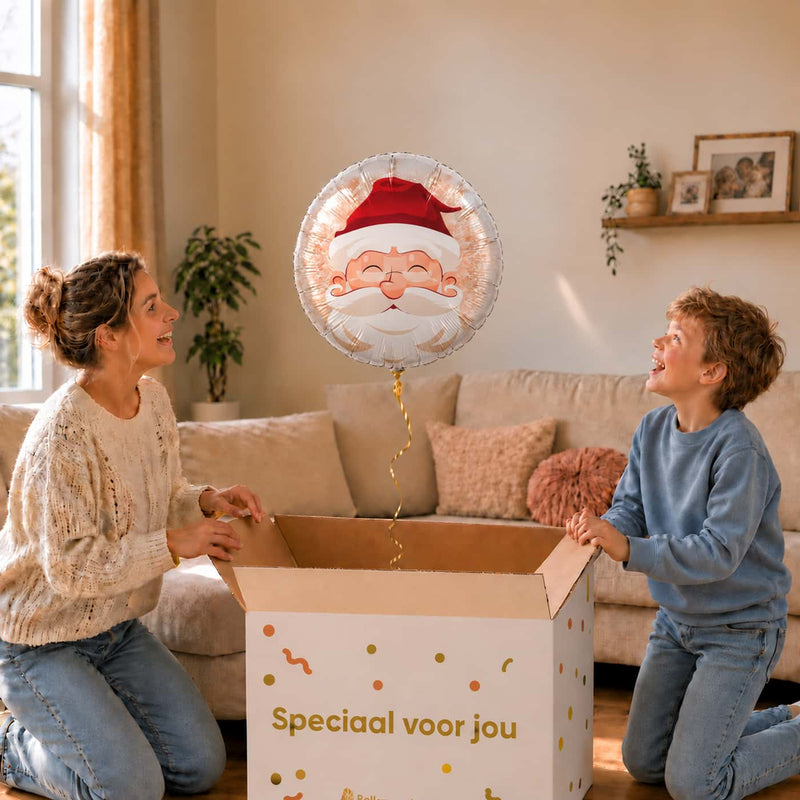 Moeder en jongetje openen een cadeaudoos met een lachende kerstman heliumballon van 46 cm.