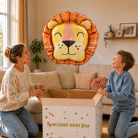 Leeuw Helium XL Ballon – uitpakmoment met moeder en jongetje in een warme woonkamer – Ballonnenshop.nl