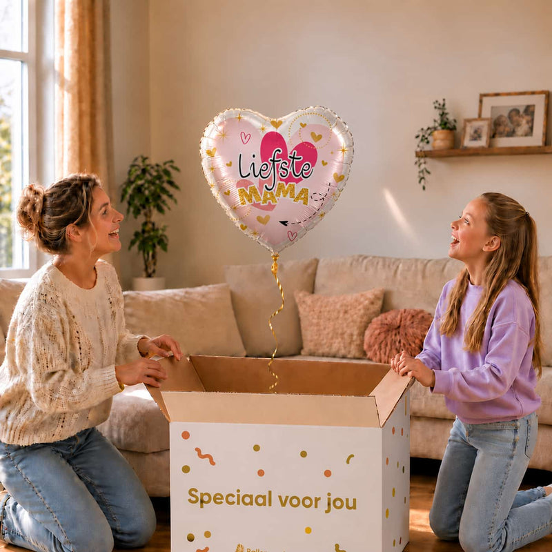 Moeder en meisje bij een roze Liefste Mama hartballon van 46 cm boven de open cadeaudoos.