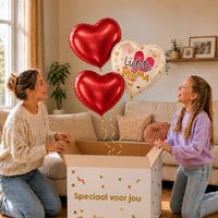 Liefste Mama Trosje Ballonnen: moeder en dochter pakken het heliumgevulde ballonnentrosje uit een Speciaal voor jou-doos, met natuurlijk gekrulde gouden linten.