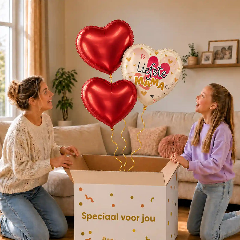 Liefste Mama Trosje Ballonnen: moeder en dochter pakken het heliumgevulde ballonnentrosje uit een Speciaal voor jou-doos, met natuurlijk gekrulde gouden linten.