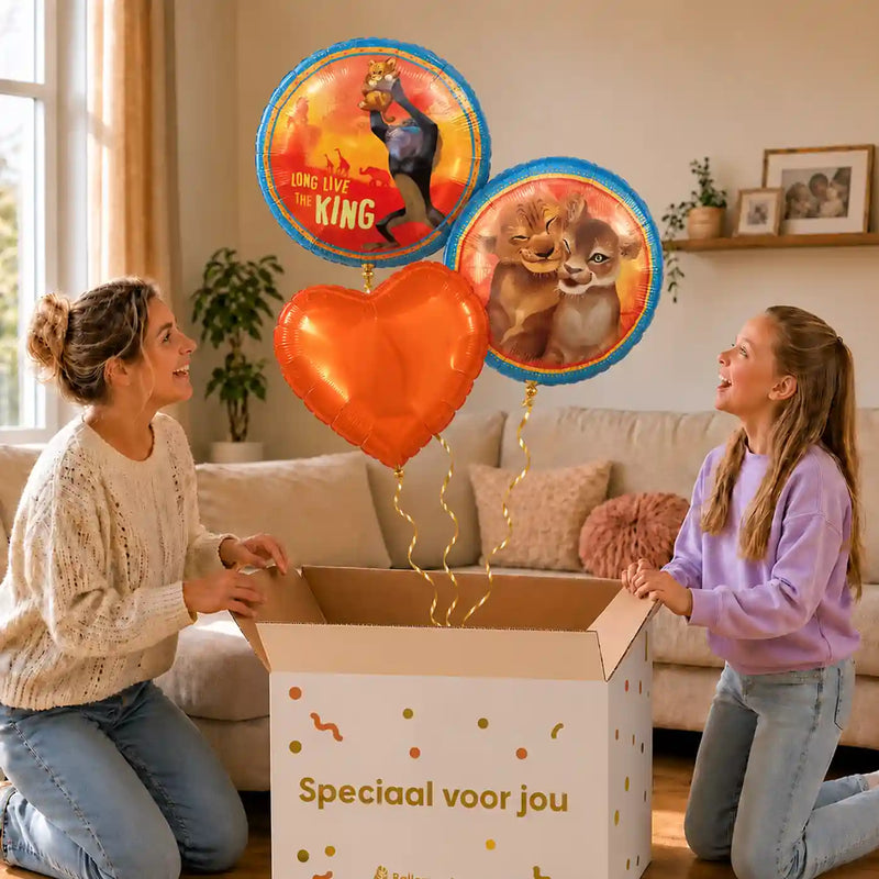 Lion King Trosje: moeder en dochter pakken het heliumgevulde ballonnentrosje uit een Speciaal voor jou-doos, met natuurlijk gekrulde gouden linten.