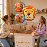 Lion King Trosje XL: moeder en dochter pakken het heliumgevulde ballonnentrosje uit een Speciaal voor jou-doos, met natuurlijk gekrulde gouden linten.
