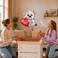 Moeder en meisje pakken een Love You hondjesballon van 45 cm uit een cadeaudoos.
