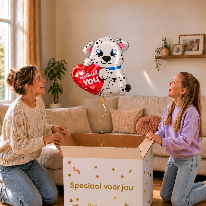 Moeder en meisje pakken een Love You hondjesballon van 45 cm uit een cadeaudoos.