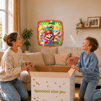 Moeder en jongen bekijken de ballon Mario Helium Ballon in zacht warm licht boven de geopende cadeaudoos ‘Speciaal voor jou’.