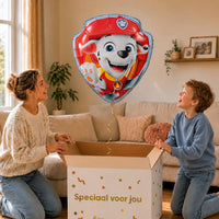 Marshall Paw Patrol XL Ballon – uitpakmoment met moeder en jongetje in een warme woonkamer – Ballonnenshop.nl
