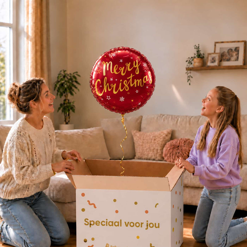 Moeder en meisje bij een bordeauxrode Merry Christmas heliumballon van 46 cm boven de cadeaudoos.