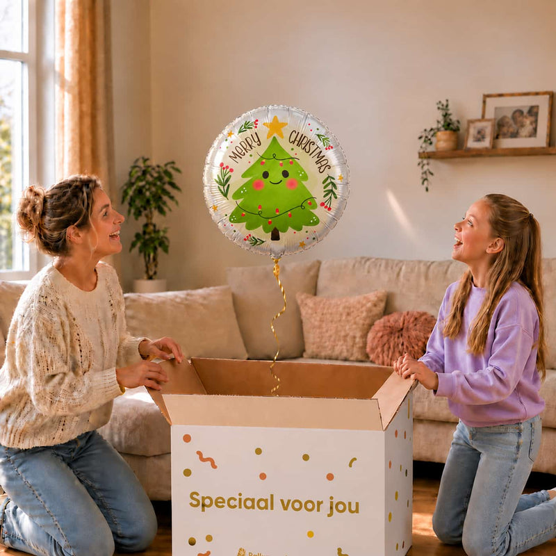 Moeder en meisje bij een Merry Christmas kerstboomballon van 46 cm boven een open cadeaudoos.
