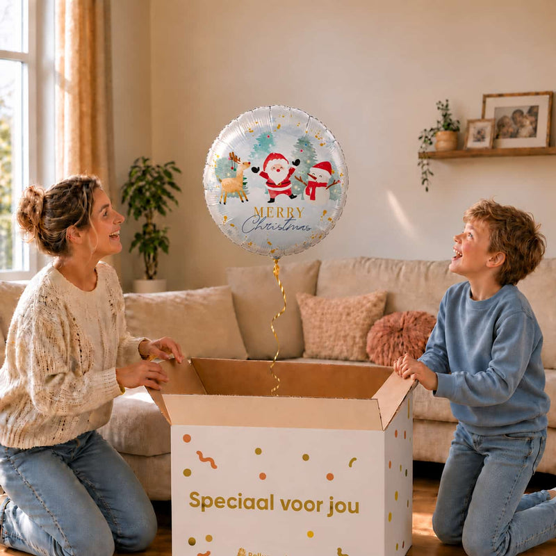 Moeder en jongetje openen een cadeaudoos met een Merry Christmas ballon van 46 cm met kerstman, rendier en sneeuwpop.