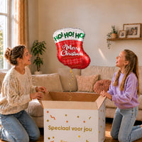 Moeder en meisje bekijken een kerstballon in de vorm van een rode kerstsok van 45 cm boven de cadeaudoos.