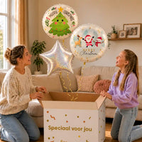 Merry Christmas Trosje Ballonnen: moeder en dochter pakken het heliumgevulde ballonnentrosje uit een Speciaal voor jou-doos, met natuurlijk gekrulde gouden linten.
