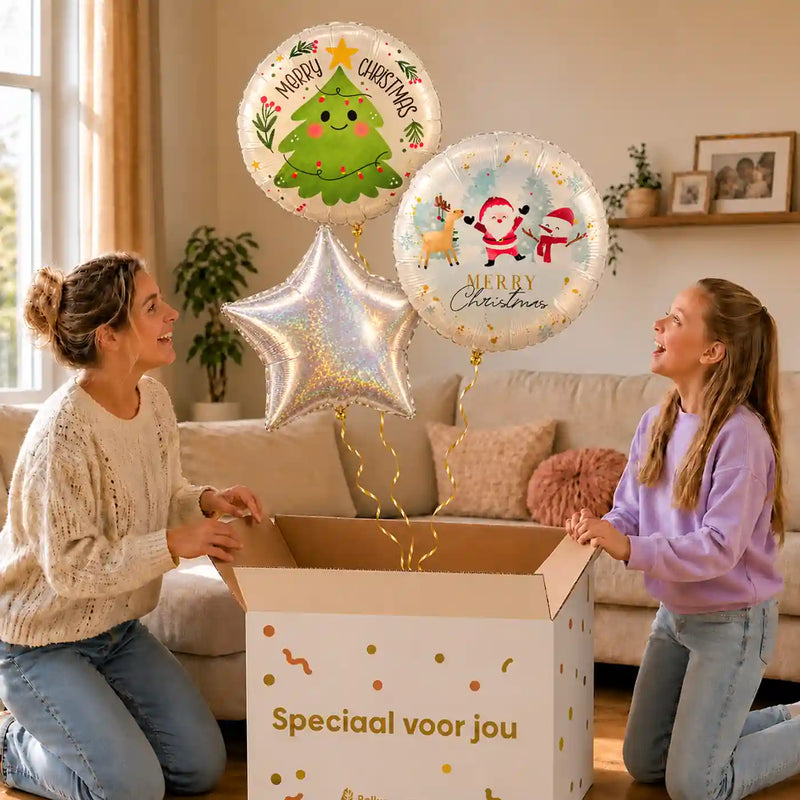 Merry Christmas Trosje Ballonnen: moeder en dochter pakken het heliumgevulde ballonnentrosje uit een Speciaal voor jou-doos, met natuurlijk gekrulde gouden linten.