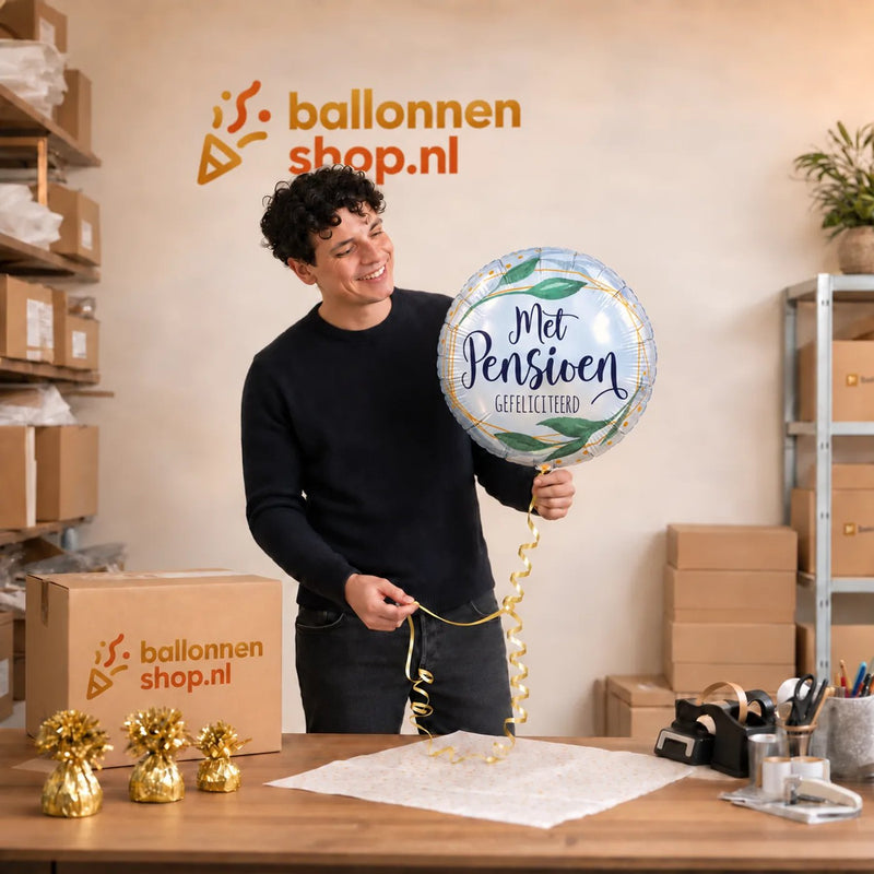 Jesse houdt de Met Pensioen Gefeliciteerd Ballon vast in de warme werkplaats van Ballonnenshop.nl.