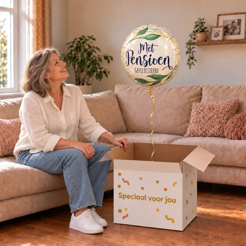 Uitpakmoment met Met Pensioen Gefeliciteerd Ballon uit een cadeaudoos van Ballonnenshop.nl