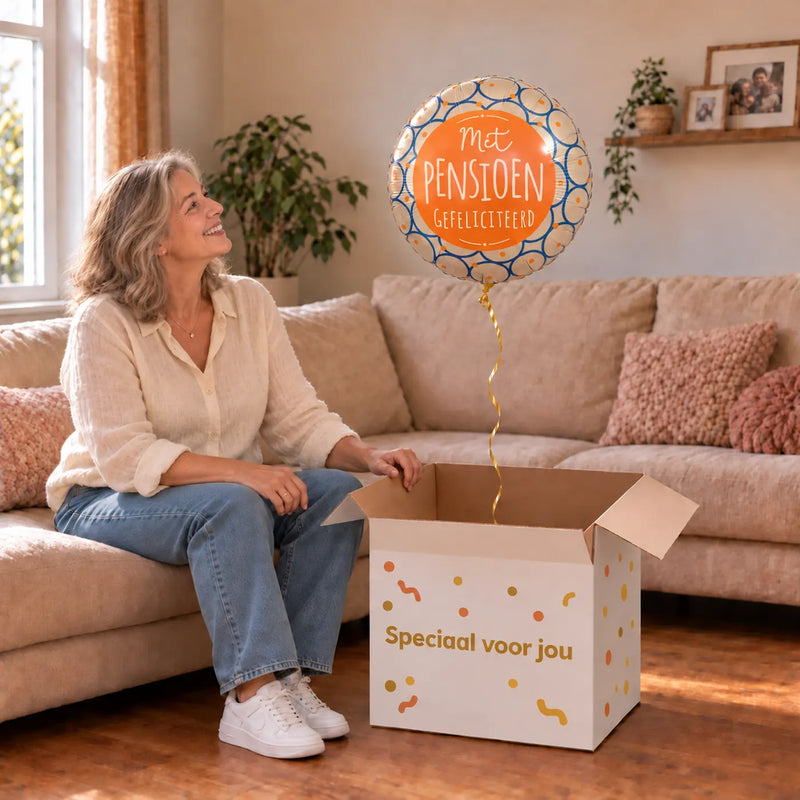 Uitpakmoment met Met Pensioen Gefeliciteerd Ballon uit een cadeaudoos van Ballonnenshop.nl