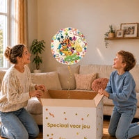 Moeder en jongen bekijken de ballon Mickey & Vrienden Happy Birthday in zacht warm licht boven de geopende cadeaudoos ‘Speciaal voor jou’.