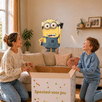 Moeder en jongen bekijken een Minion-ballon van 63 cm met gouden lint boven de geopende cadeaudoos ‘Speciaal voor jou’.