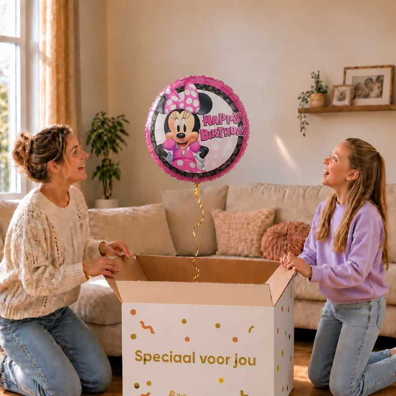 Moeder en meisje bij een Minnie Mouse Happy Birthday heliumballon van 46 cm boven de cadeaudoos.