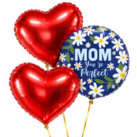 Mom You're Perfect Trosje – drie heliumgevulde ballonnen met dunne gouden lintjes op een witte achtergrond