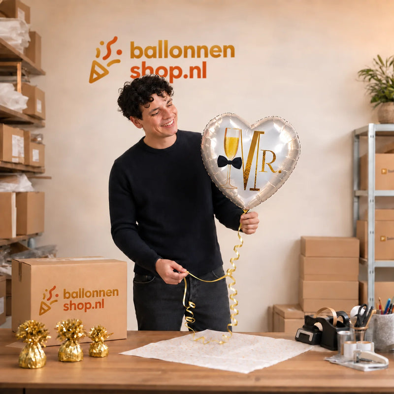 Jesse houdt de MR. Helium Ballon vast in de warme werkplaats van Ballonnenshop.nl.