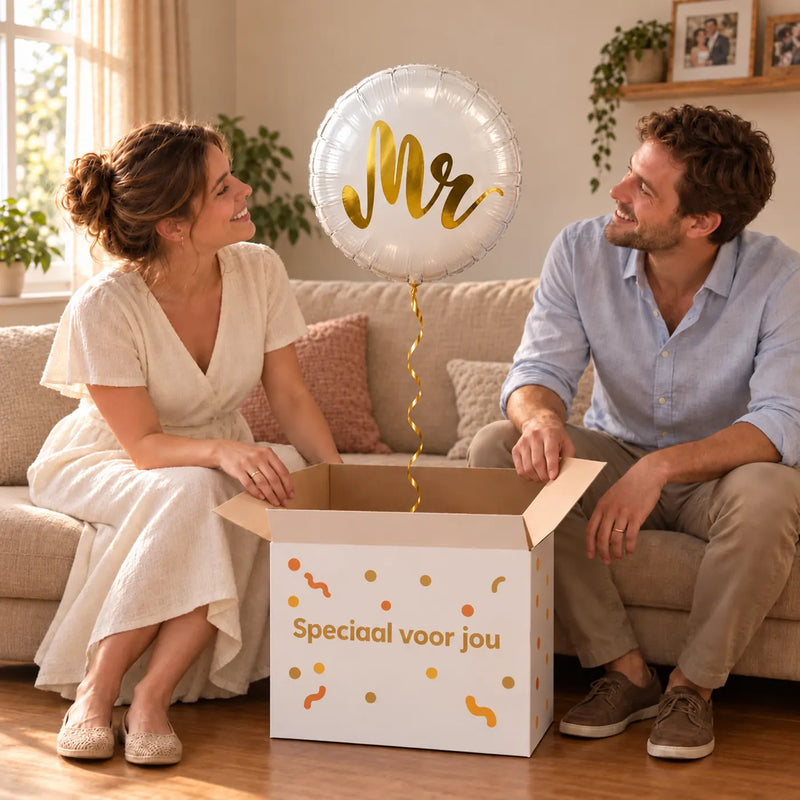 Uitpakmoment met Mr Helium Ballon Goud uit een cadeaudoos van Ballonnenshop.nl