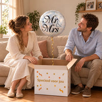 Uitpakmoment met Mr & Mrs Helium Ballon uit een cadeaudoos van Ballonnenshop.nl
