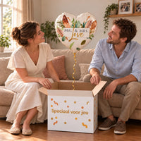 Uitpakmoment met Mr & Mrs Love Helium Ballon uit een cadeaudoos van Ballonnenshop.nl