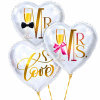 Mr & Mrs Love Trosje Ballonnen – heliumgevulde ballonnen met dunne gouden lintjes op een witte achtergrond