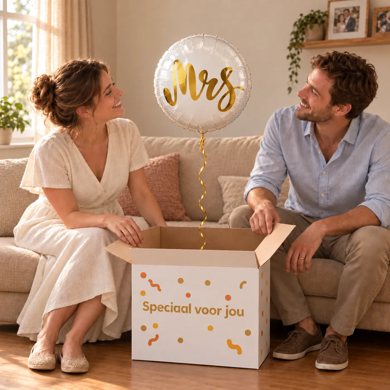 Uitpakmoment met Mrs Helium Ballon Goud uit een cadeaudoos van Ballonnenshop.nl