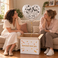 Uitpakmoment met Mrs & Mrs Helium Ballon uit een cadeaudoos van Ballonnenshop.nl