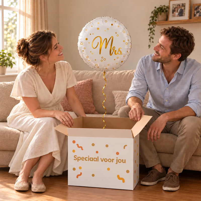 Uitpakmoment met Mrs Helium Ballon Stippen uit een cadeaudoos van Ballonnenshop.nl
