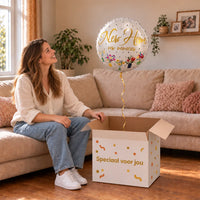 Uitpakmoment met New Home Helium Ballon Bloemen uit een cadeaudoos van Ballonnenshop.nl