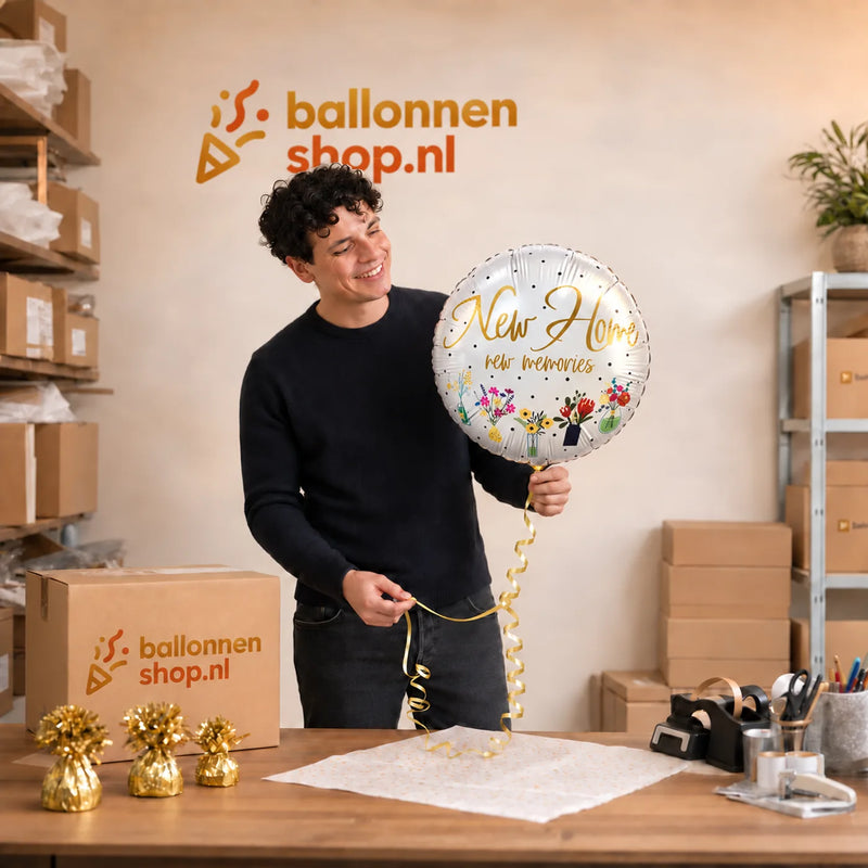 Jesse houdt de New Home Helium Ballon Bloemen vast in de warme werkplaats van Ballonnenshop.nl.