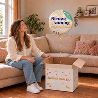 Uitpakmoment met Nieuwe Woning Gefeliciteerd uit een cadeaudoos van Ballonnenshop.nl