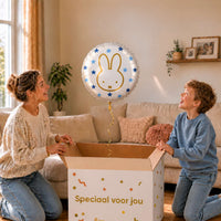 Moeder en jongetje bij een Nijntje heliumballon van 46 cm met blauwe sterren boven een cadeaudoos.