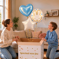 Nijntje trosje Ballonnen Blauw: moeder en zoon pakken het heliumgevulde ballonnentrosje uit een Speciaal voor jou-doos, met natuurlijk gekrulde gouden linten.
