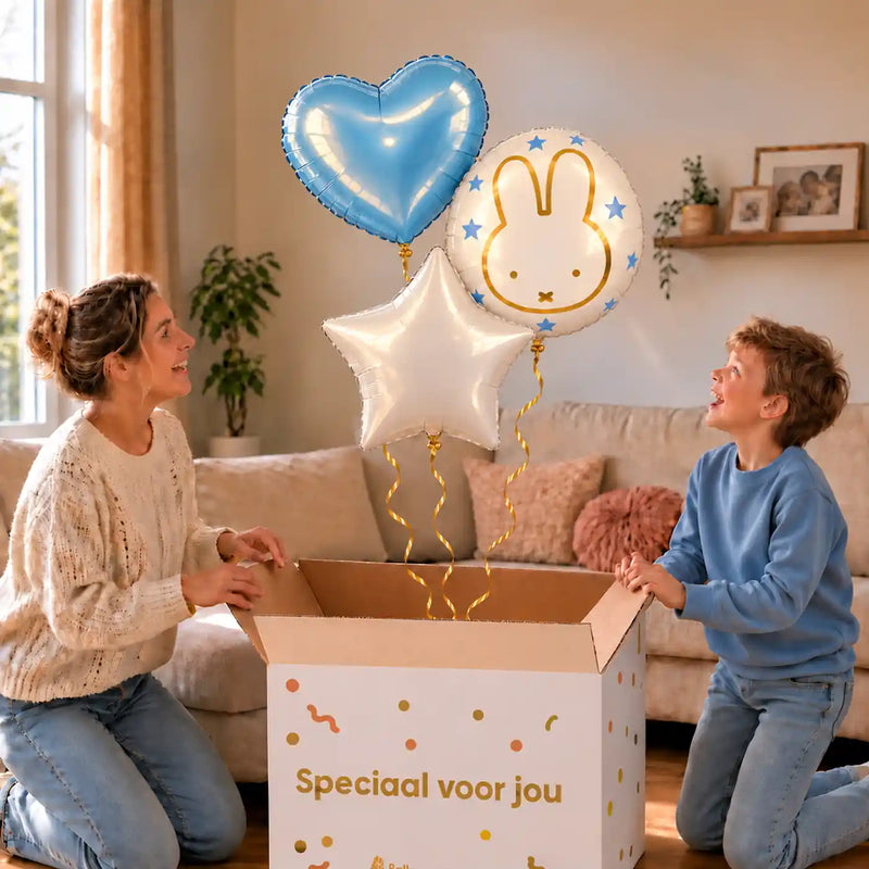 Nijntje trosje Ballonnen Blauw: moeder en zoon pakken het heliumgevulde ballonnentrosje uit een Speciaal voor jou-doos, met natuurlijk gekrulde gouden linten.
