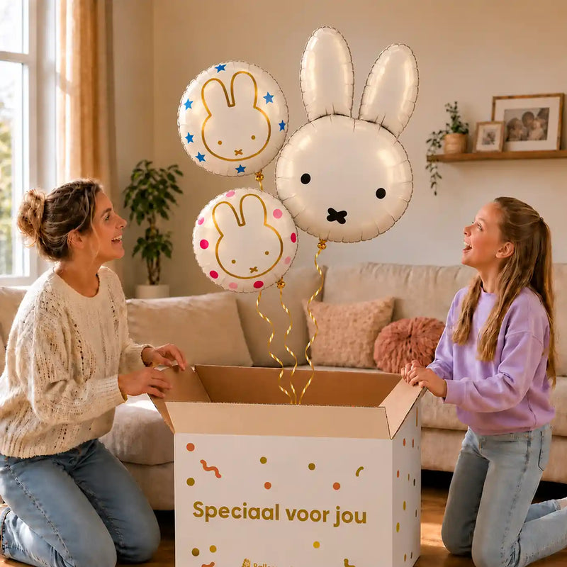Nijntje trosje Helium Ballonnen: moeder en dochter pakken het heliumgevulde ballonnentrosje uit een Speciaal voor jou-doos, met natuurlijk gekrulde gouden linten.