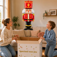 Notenkraker Kerst XL Ballon – uitpakmoment met moeder en jongetje in een warme woonkamer – Ballonnenshop.nl
