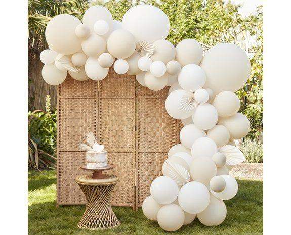 Nude & Witte Ballonnenboog met papieren waaiers - DIY set - Ballonnenshop.nl
