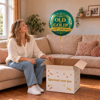 Uitpakmoment met Old But Gold Helium Ballon uit een cadeaudoos van Ballonnenshop.nl