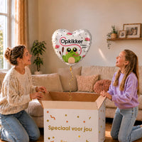 Moeder en meisje kijken naar de hartvormige Opkikker Voor Jou ballon van 43 cm boven de cadeaudoos.